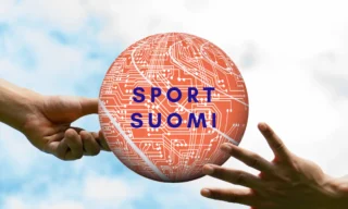 Keskellä kuvaa on pyöreä, väriltään oranssi logo, jossa lukee SPORT SUOMI. Kaksi kättä tulee sivuilta ja koskettaa logoa.