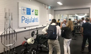 Ihmisiä tutustumassa Liikuntakeskus Pajulahden tiloihin.