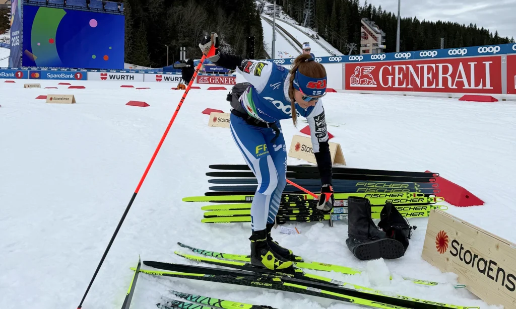 Maastohiihtäjä Jasmi Joensuu testaamassa suksia.