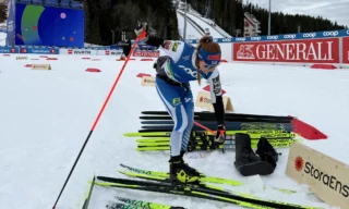 Maastohiihtäjä Jasmi Joensuu testaamassa suksia.